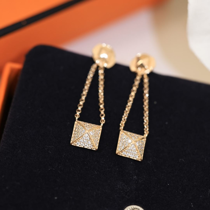 H**me5 earrings